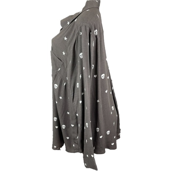 Torrid +2X Gray Skull Star Lightning Bolt Print Button Collar Long Sleeve Shirt - Picture 5 of 6
